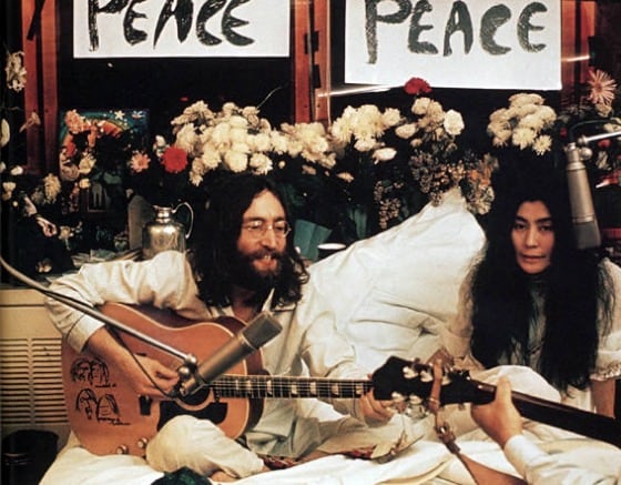 John Lennon junto con Yoko Ono en la creación del la canción "Give peace a chance"