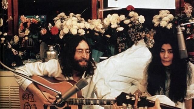 John Lennon junto con Yoko Ono en la creación del la canción "Give peace a chance"