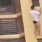VIDEO: Lo cachan en plena infidelidad y escapa por la ventana del piso 25
