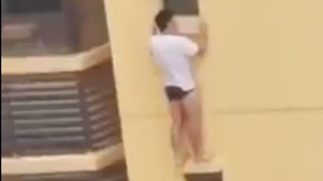 Escapa por la ventana del piso 25