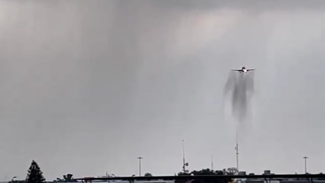 En video, se captó el momento en que un ángel apareció en el cielo, pues un avión rompió cortina de lluvia al arribar al AICM.