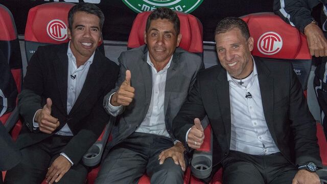 Jorge Campos en compañía de Pável Pardo y Alberto García.