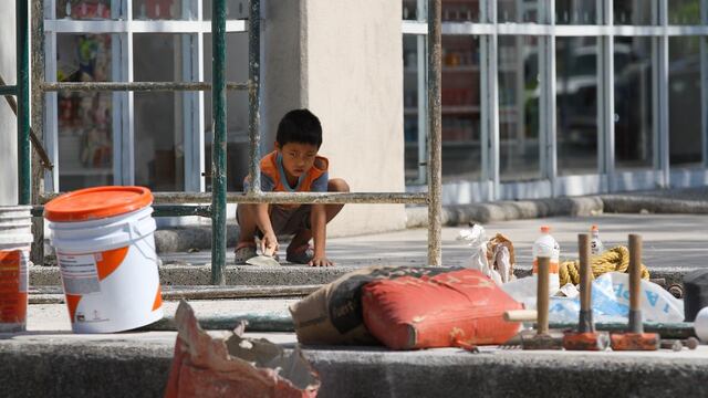 Niño en Acapulco trabajando el Día de Reyes