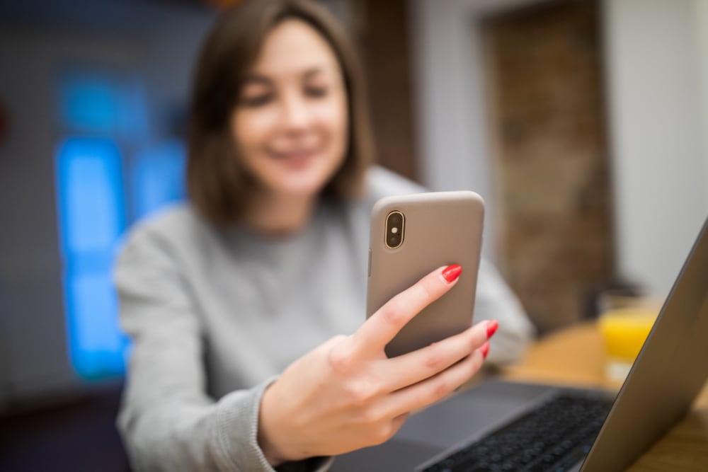 Mujer con celular.