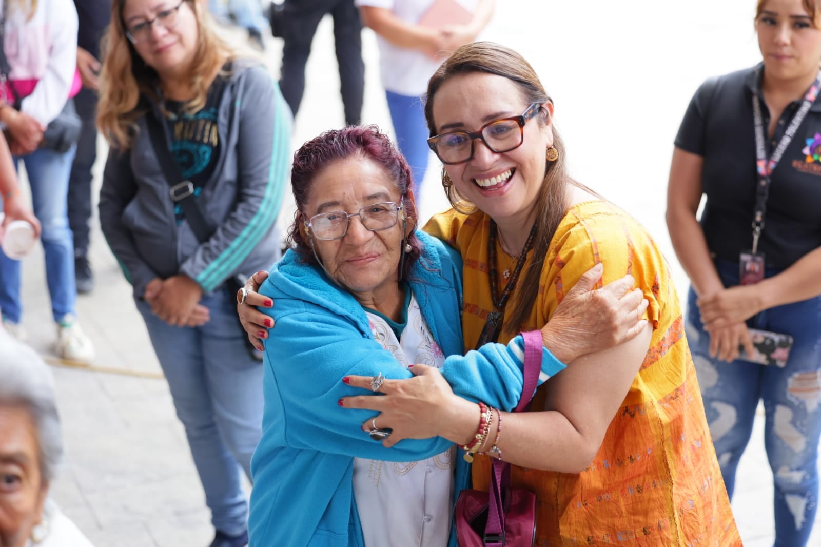 Azucena Cisneros recupera espacios públicos y entrega apoyos auditivos.