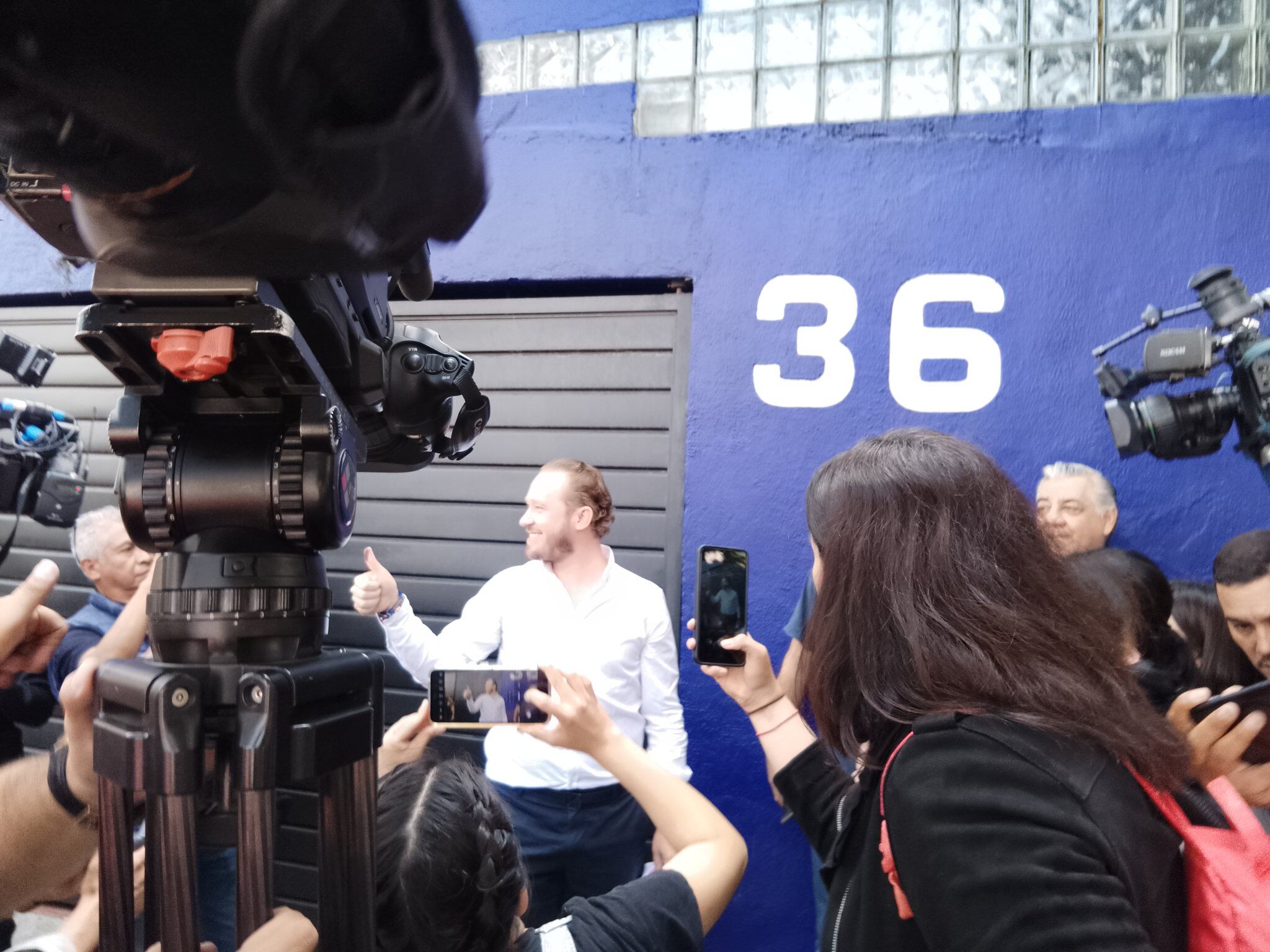 Santiago Taboada emite su voto en la CDMX
