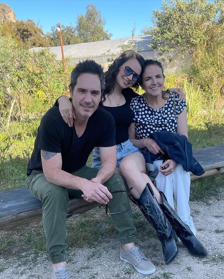 Mauricio Ochmann presenta a su suegra