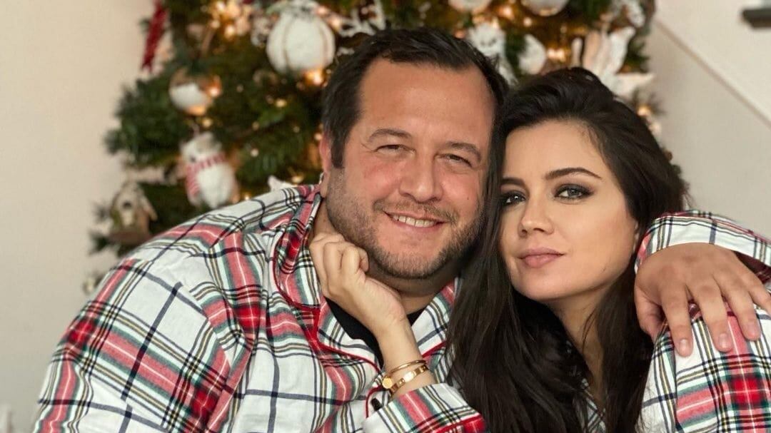 Carolyn Adams, esposa de José Ramón López Beltrán, explica en qué consiste la austeridad de AMLO y la de la oposición