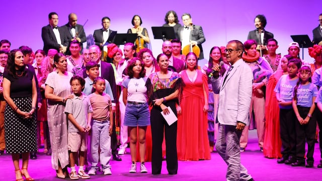 Ana Paty Peralta celebra aniversario de compañías municipales