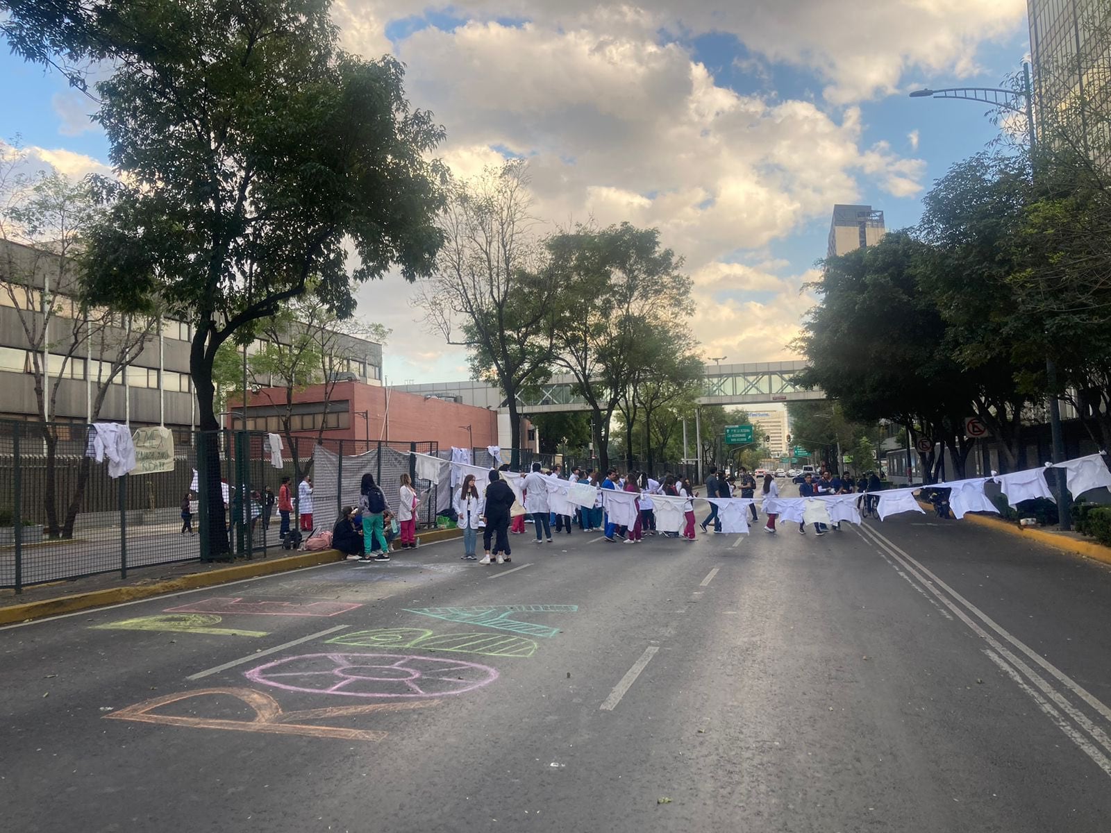 Médicos residentes de Pemex continúan bloqueo en Marina Nacional para exigir mejores pagos; empresa estatal respondió