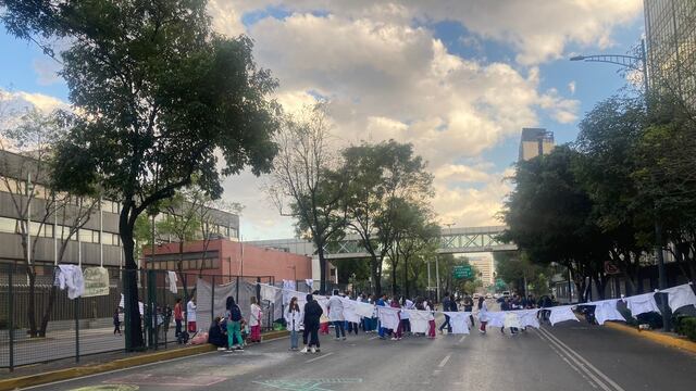 Médicos residentes de Pemex continúan bloqueo en Marina Nacional para exigir mejores pagos; empresa estatal respondió