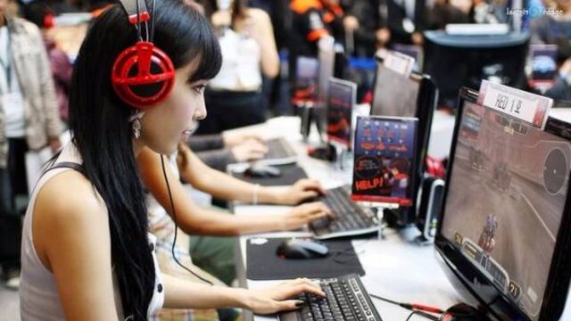 Chica asiática videojuegos