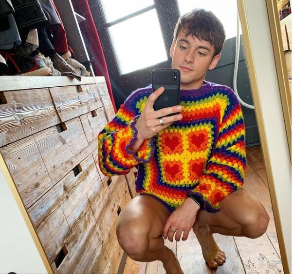 Tom Daley modela un suéter tejido por él.