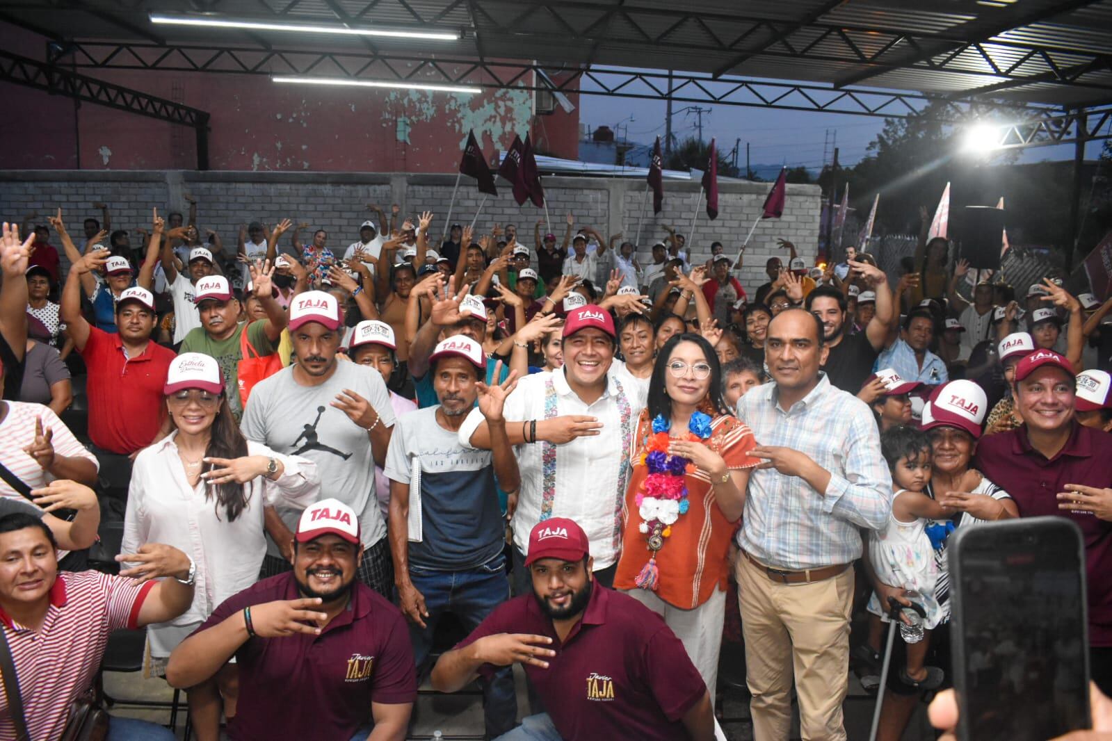 Esthela Damián encabeza asamblea en la colonia Electricista de Acapulco.