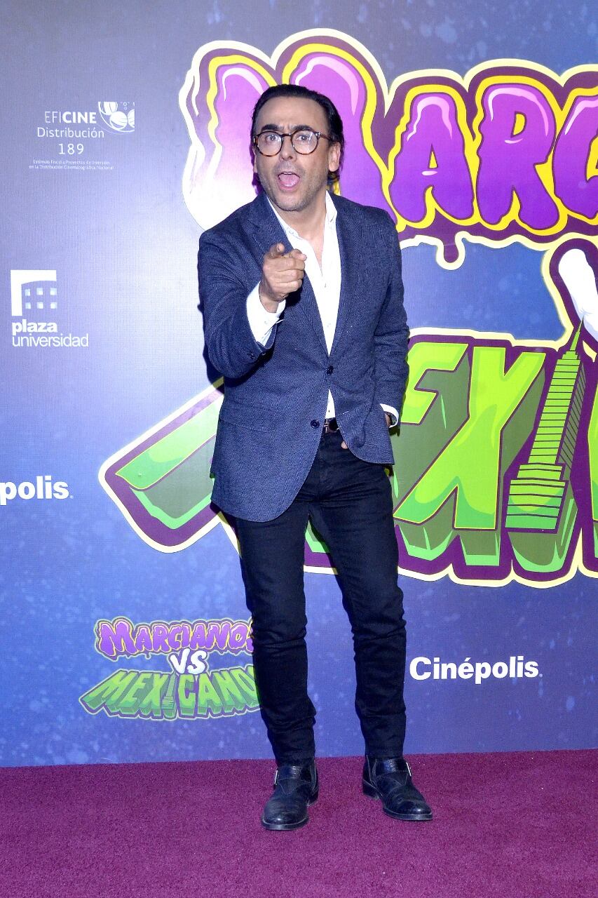 Adal Ramones, conductor.