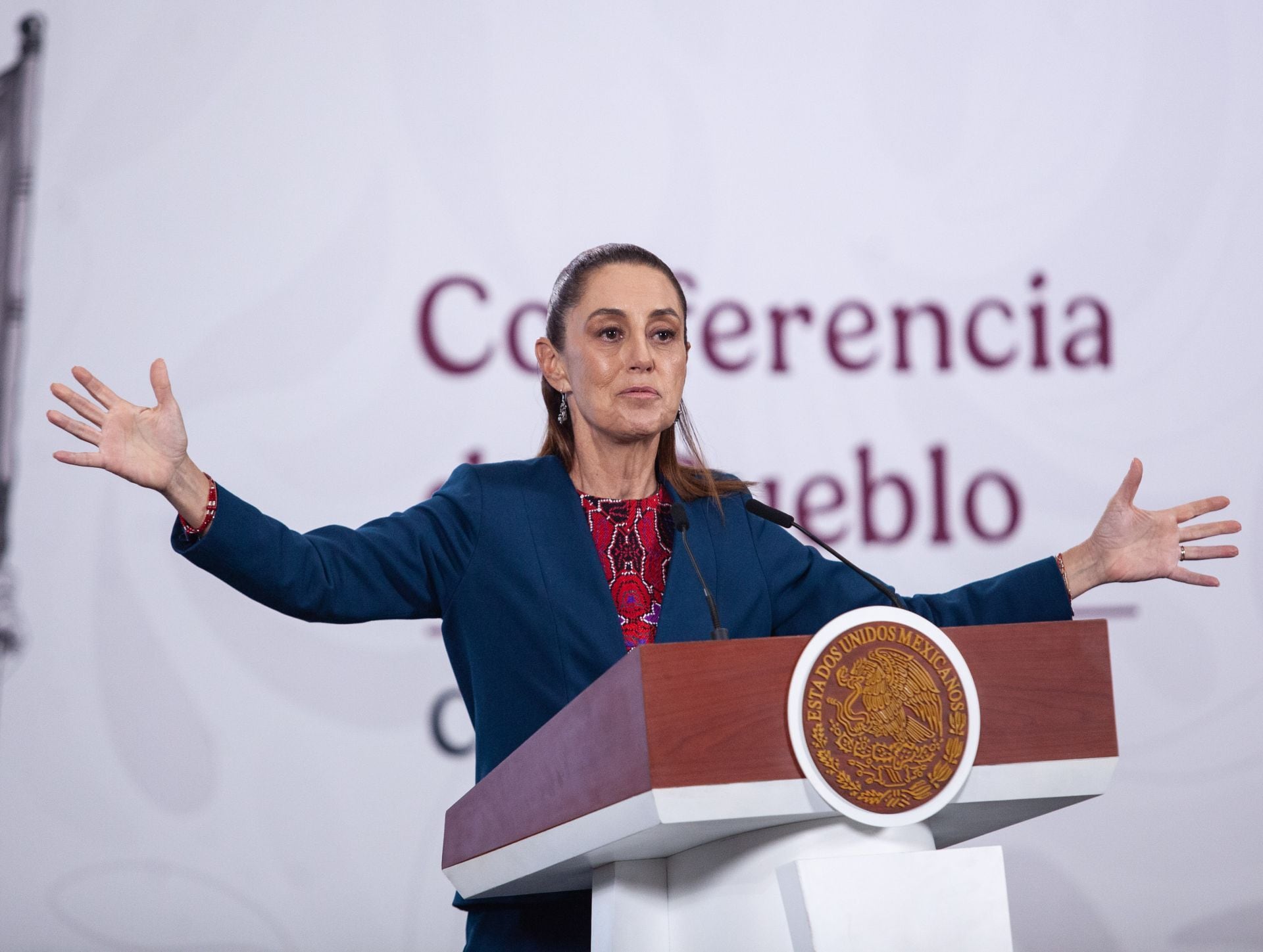 Claudia Sheinbaum recordó que quienes recibían pensiones millonarias ahora recibirán alrededor de 70 mil pesos que sigue siendo “bastante”