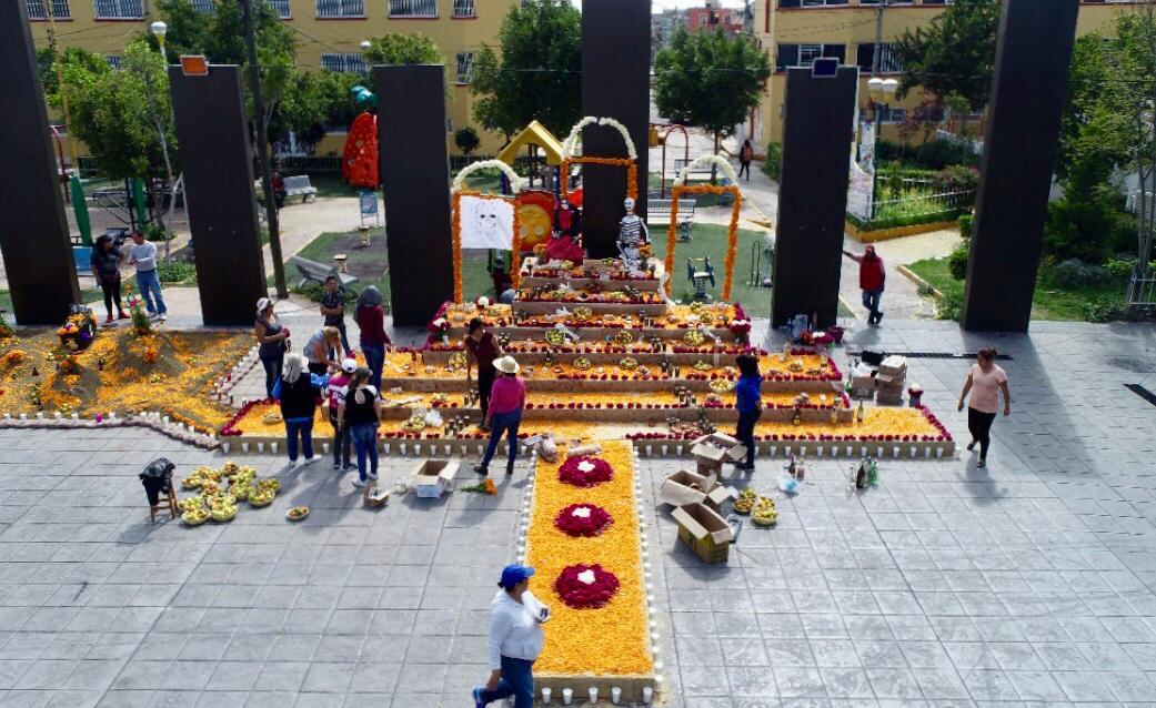 El altar de muertos instalado este año en Nezahualcóyotl tiene dimensiones monumentales.