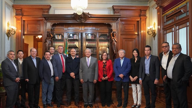 AMLO con los gerentes de las 6 refinerías de México, el director de Pemex y la secretaria de Energía