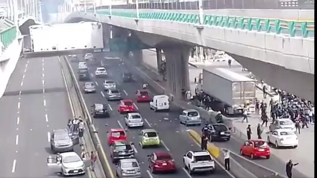 Bloqueo de maestros en Periférico Norte, Naucalpan termina; policías retiran a profesores