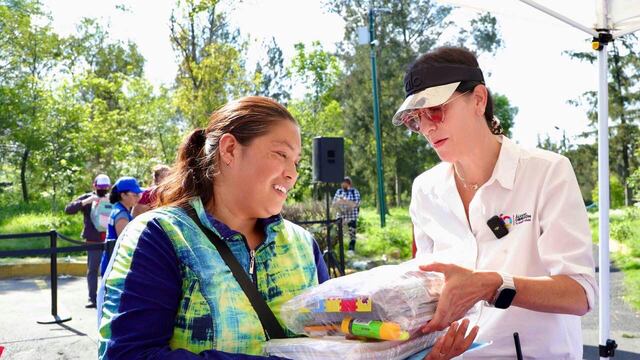 Lía Limón entrega útiles escolares en Álvaro Obregón