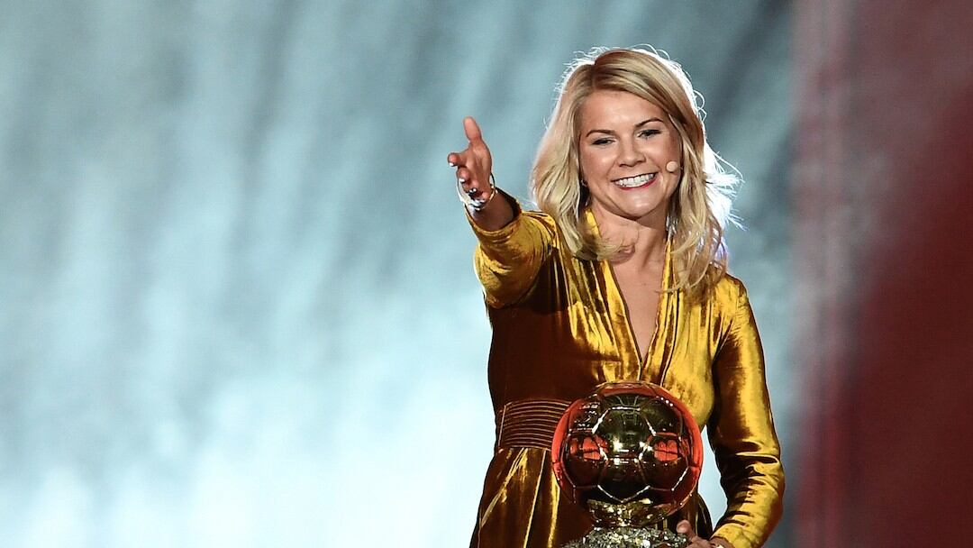 Ada Hegerberg agradece su galardón.