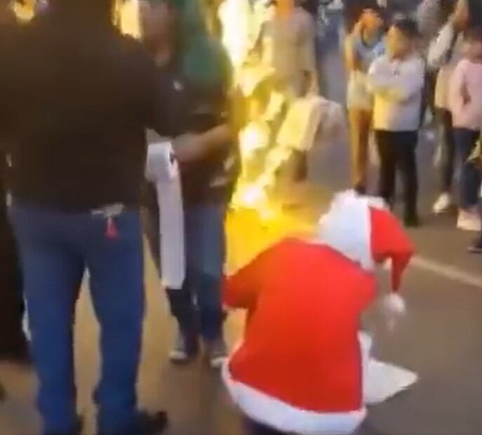 Pelea de El Grinch y Santa Claus en Aguascalientes