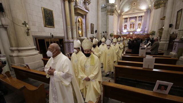 Sacerdotes en iglesia