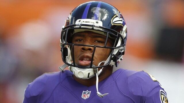 Los Cuervos de Baltimore cancelaron el contrato del jugador y la NFL lo suspendió indefinidamente, luego de la aparición del video de la agresión.