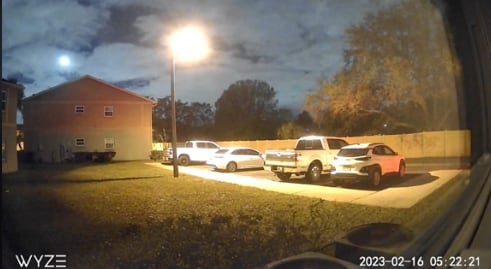 VIDEO capta una extraña luz azul