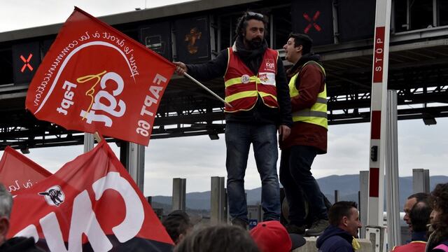 Senado de Francia retrasa edad de jubilación de los 62 a los 64 años en medio de las protestas de trabajadores
