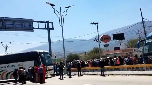 Normalistas de Ayotzinapa buscan justicia en pleno puente