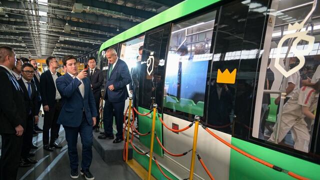 Samuel García supervisa vagones del Metrorrey