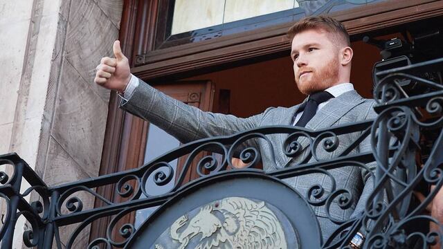 ‘Canelo’ saluda desde el balcón durante la presentación del combate.