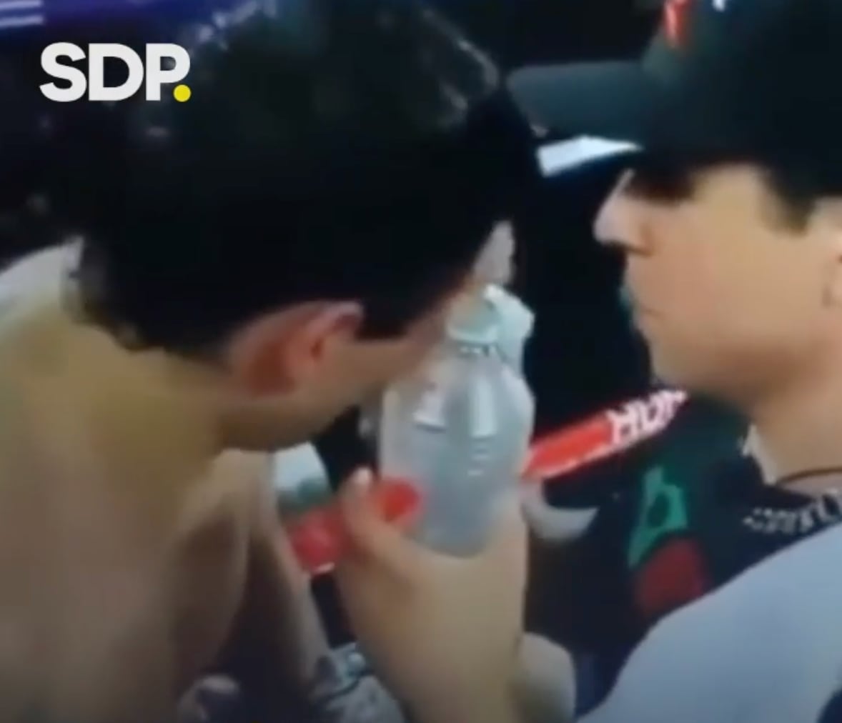 Julio César Chavez Jr. inhalando sustancia