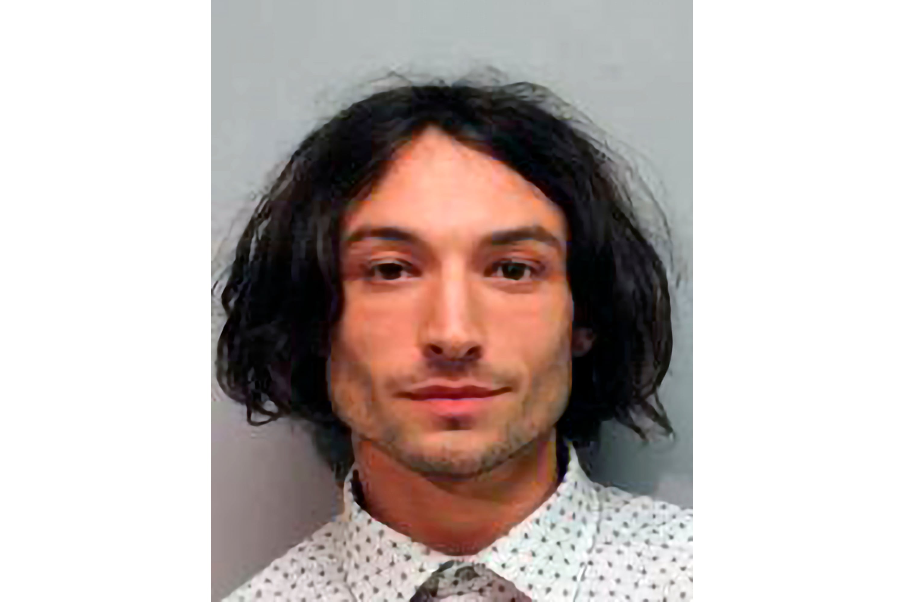 Ezra Miller amenazó con matar a una pareja y recibe una orden de restricción