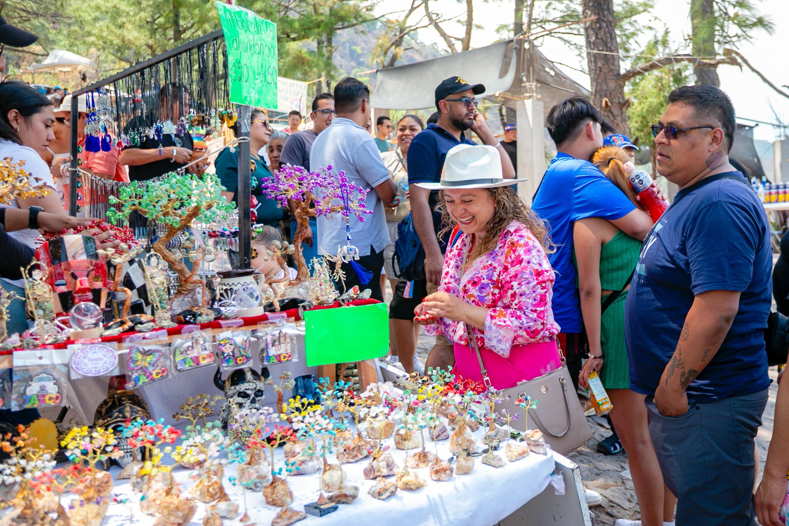 Guerrero recibe a miles de turistas en fin de semana del Día del Padre 2025.