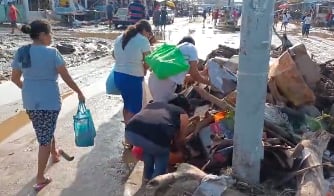 Buscan comida dentro de la basura en Acapulco