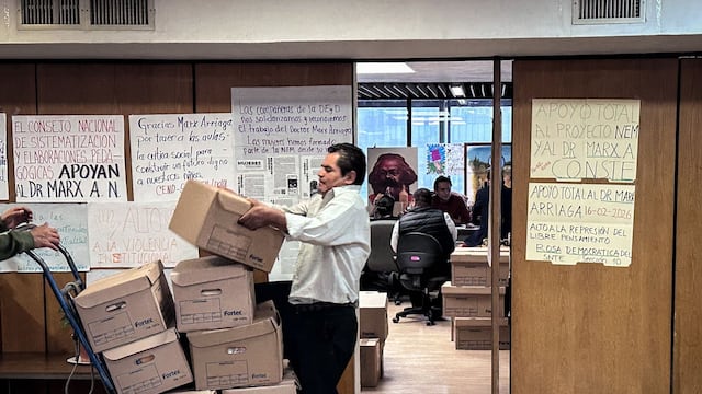 Comienza el armado de cajas para empacar en la oficina de Marx Arriaga, ex titular de Materiales Educativos de la SEP.