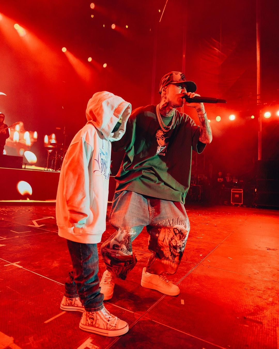 Santa Fe Klan sube a una pequeña fan al escenario