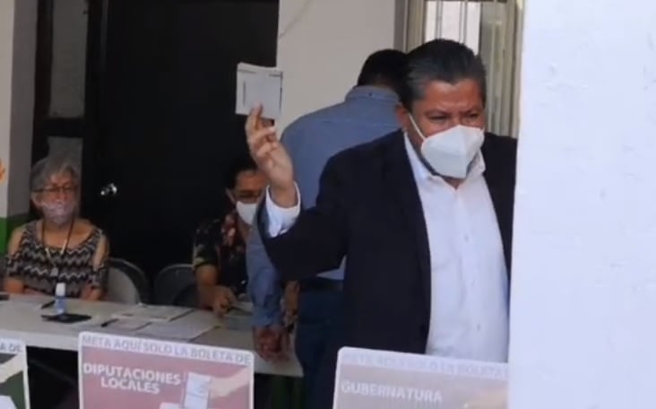 David Monreal acude a votar