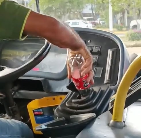 Chofer usa botella como palanca