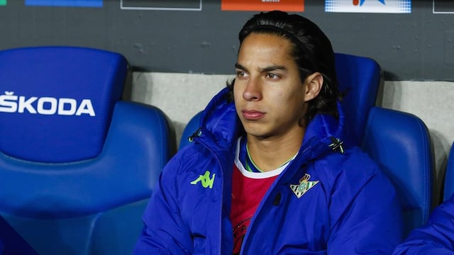 Diego Lainez en la banca del conjunto bético.