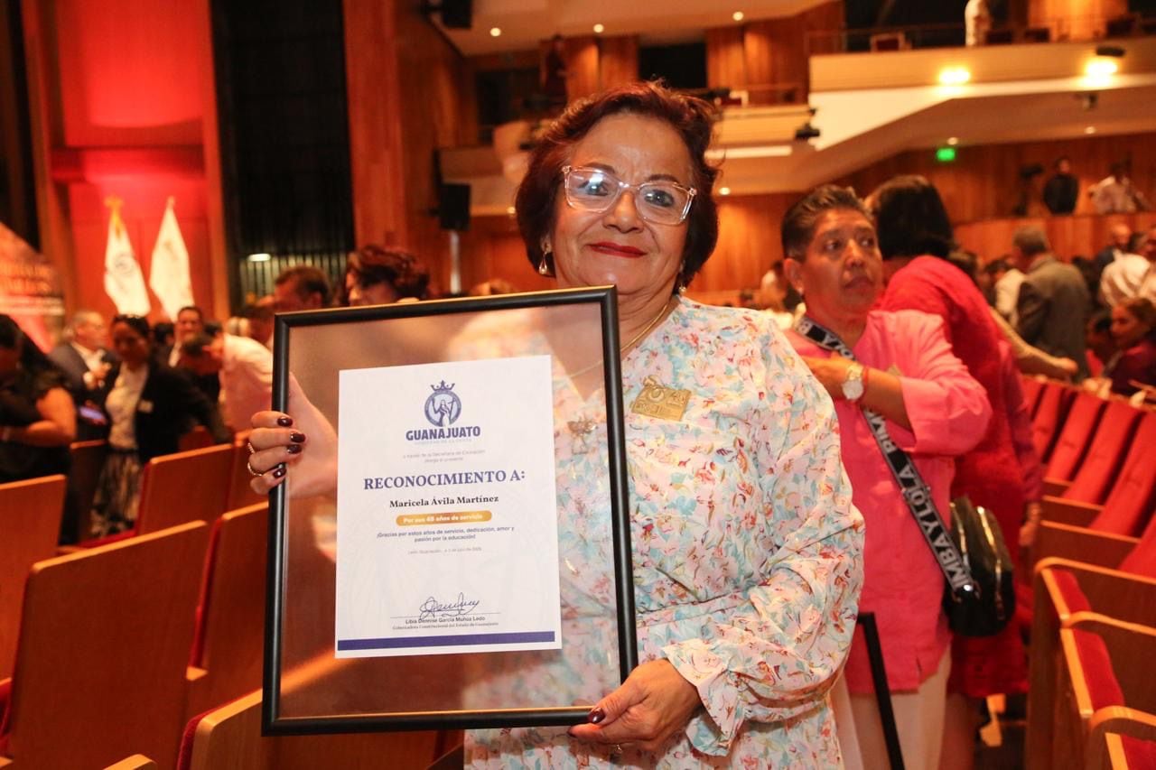 Libia Dennise reconoce trayectoria docente y celebra premio mundial para escuela de Guanajuato.