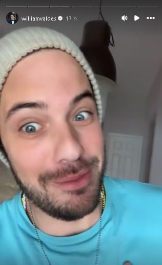 William Valdés mostrando adelantos para su podcast.
