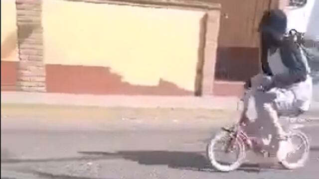 Sujeto que estrella huevos a autos