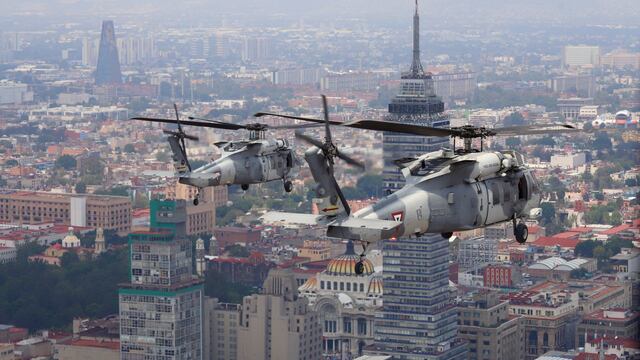 Helicópteros UH-60 Black Hawk realizan un sobrevuelo por la capital del país