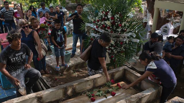 Entierro de víctimas de la masacre en bar Caballo Blanco; violencia en Coatzacoalcos satura panteones