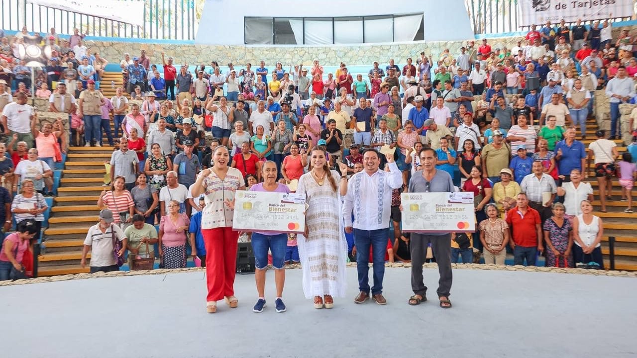 Evelyn Salgado entrega tarjetas de Pensión Mujeres Bienestar en Guerrero