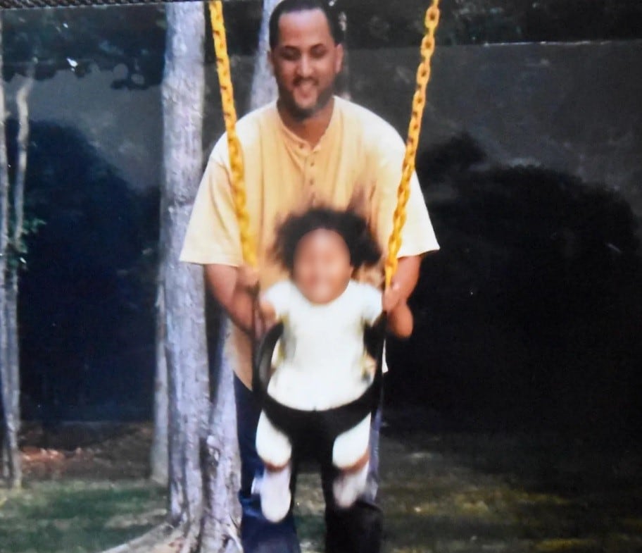 Carlos Reyes-Couvertier y su hija hace 25 años