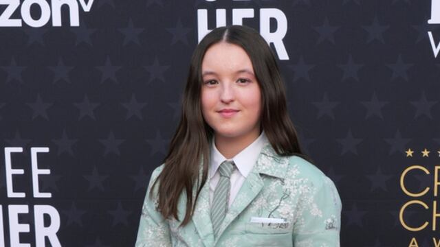 Bella Ramsey llega a los Critics Choice Awards 2024.